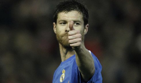 763-xabi-alonso-putting-his-thumbs-up-in-real-madrid-2013-2014